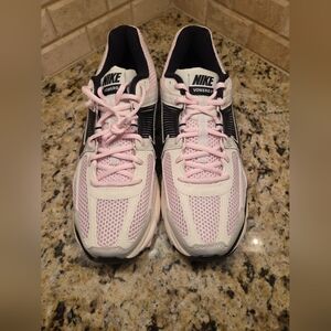 Nike Vomero Pink Foam Metallic Platinum Black Men 10/Women 11.5